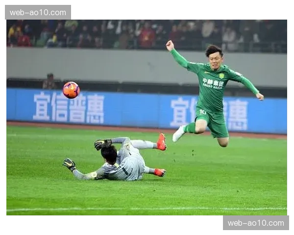 颜骏凌十次扑救力保球门不失 海港门将评分9.8全场最佳